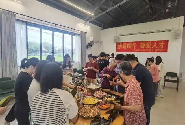 外地青年體驗塘口的傳統(tǒng)文化。