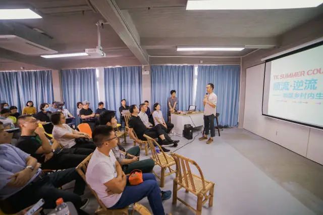 在塘口的外地青年一起開分享交流會。