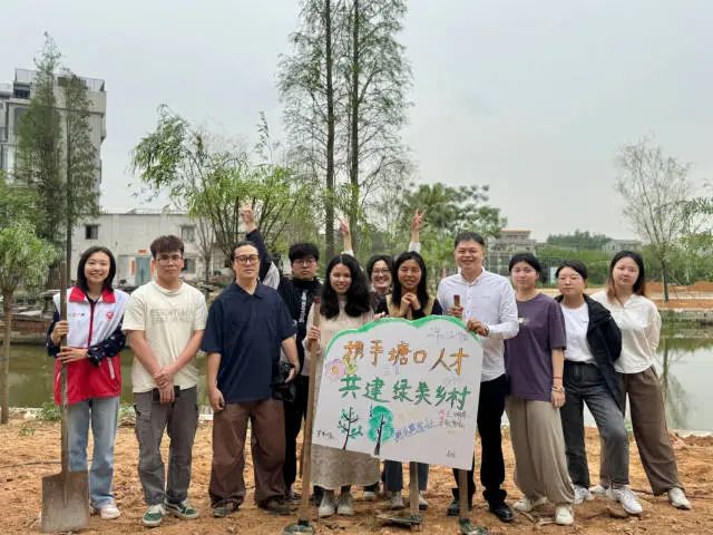 塘口青年種下“人才林”。