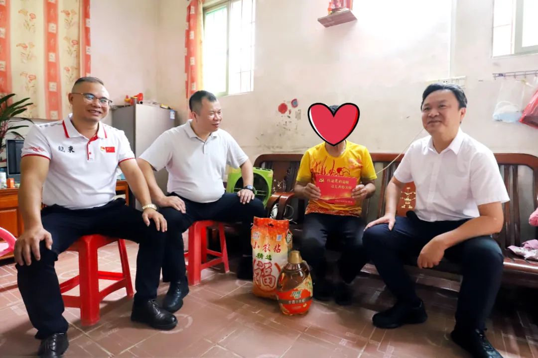 “七一”前夕，開平市領(lǐng)導(dǎo)到水口鎮(zhèn)走訪慰問困難黨員、老黨員