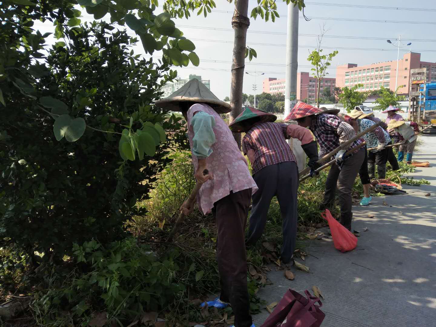 平岡村委會(huì)組織村長(zhǎng)村委清理村道雜草，鉤機(jī)鏟除沿途障礙物.jpg
