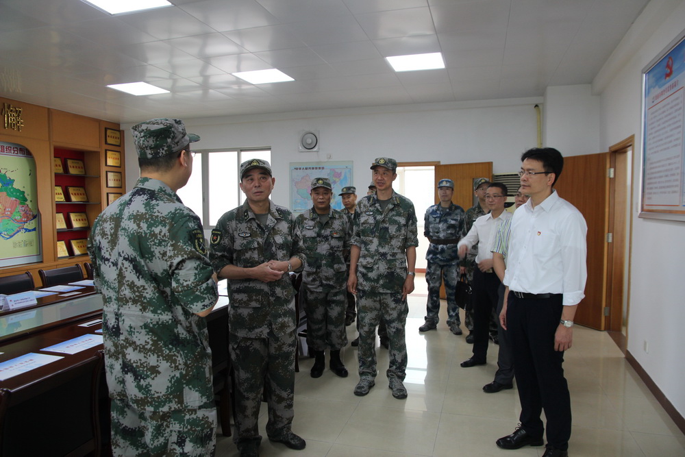 2018年05月08日，省軍區(qū)副政委梁躍嘉少將到長沙街道調(diào)研武裝工作.jpg